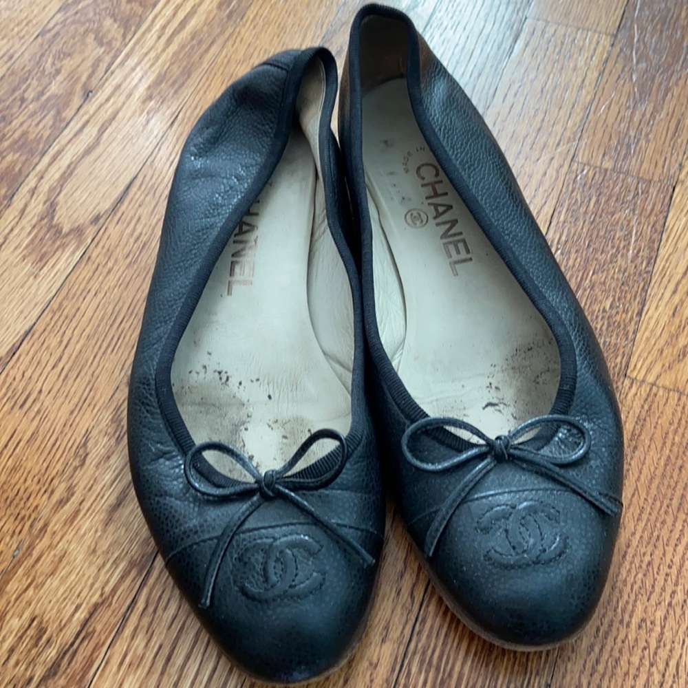 Black leather Chanel ballet flats